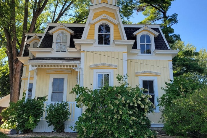 How Does Get Fresh Paint Customize Services for Historic Homes?